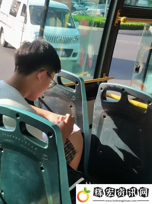 傳遞溫暖在公交車上被一個(gè)接一個(gè)的C