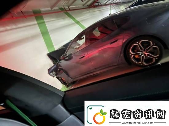 小米SU7撞穿車庫墻壁