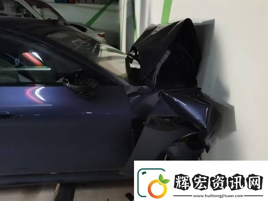 小米SU7撞穿車庫墻壁