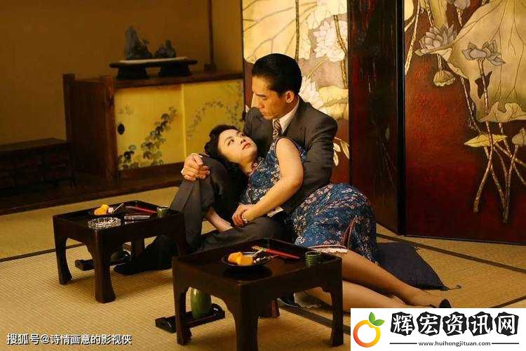用嘴舔開了她的內褲